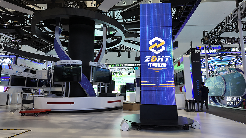 intelligent vision changes, wings open the future | ZDHT triangle wingspan rotary screen debuts in 2025·WAIC